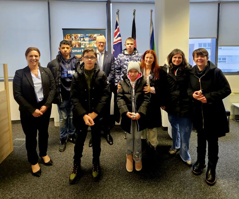 Dostava keremičkih suvenira učenika australskoj ambasadi